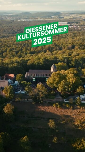 Tausende von euch haben das Kloster Schiffenberg auch 2025 wieder in einen Ort voller Musik, Emotionen und unvergesslicher Momente verwandelt.
Von den Gänsehaut-Momenten mit Samu Haber und Rea Garvey, über die legendären Partynächte mit Nile Rodgers & CHIC, bis hin zur puren Energie von WIZO, Kreator und vielen weiteren Künstler:innen – jeder Abend hatte seine ganz eigene Magie. 💥
Unser Aftermovie bringt all diese Erinnerungen zurück – klickt auf Play und taucht noch einmal in die schönsten Nächte des Sommers ein. 💚
👉 Welcher Moment war euer absolutes Highlight? Erzählt es uns in den Kommentaren!