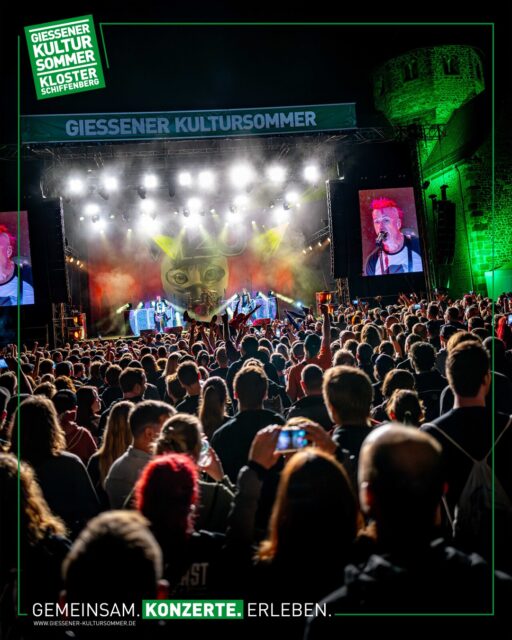 Diesen Sommer haben WIZO ihre Festivalsaison bei uns auf dem Schiffenberg beendet – und was für ein Abend das war.

Es war laut. Es war ehrlich. Es war genau das, was Punk sein soll.
Kein großes Spektakel – einfach ein richtig guter Abend mit euch.

Wer dabei war, wird sich erinnern. Und wer’s verpasst hat: Kein Problem – das komplette Konzert gibt’s jetzt als Re-Live auf YouTube.

🎥 Ein fettes Dankeschön an @mediashots für die starken Bilder, die ihr an diesem Abends live auf unseren LED-Wänden gesehen habt!

👉 Das komplette Konzert gibt es auf dem YouTube Kanal von @der.wizo zu sehen

Und wer jetzt schon wieder Bock auf verschwitzte Shirts, laute Gitarren und ehrlichen Punk hat:
2026 kommt. Und es wird gut. Versprochen.