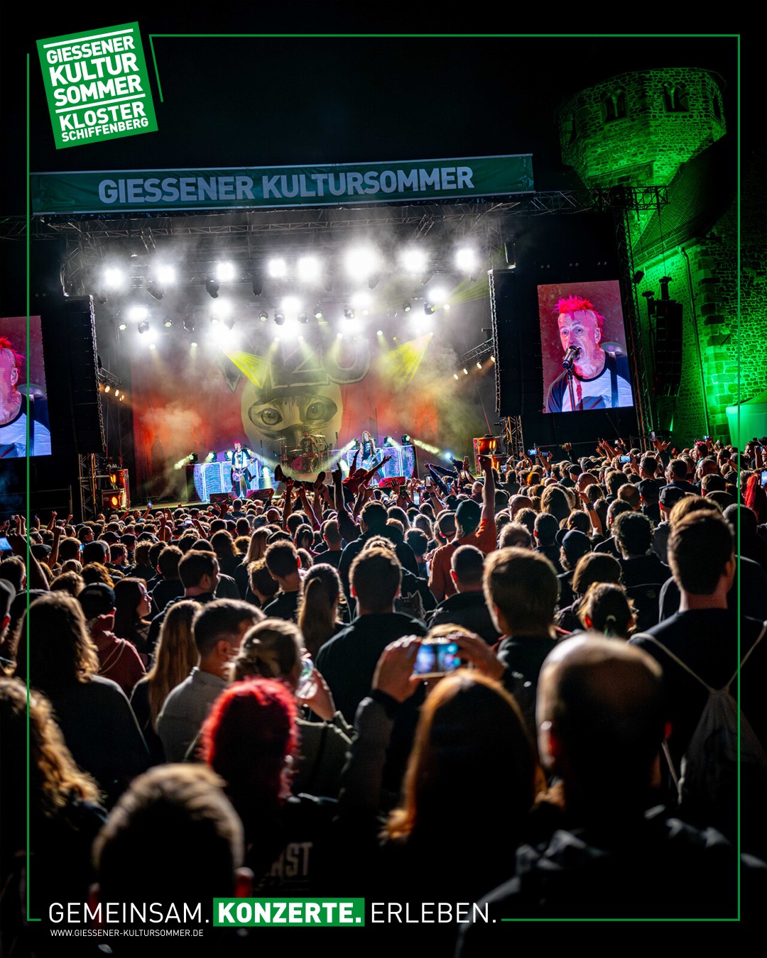 Diesen Sommer haben WIZO ihre Festivalsaison bei uns auf dem Schiffenberg beendet – und was für ein Abend das war.
Es war laut. Es war ehrlich. Es war genau das, was Punk sein soll.
Kein großes Spektakel – einfach ein richtig guter Abend mit euch.
Wer dabei war, wird sich erinnern. Und wer’s verpasst hat: Kein Problem – das komplette Konzert gibt’s jetzt als Re-Live auf YouTube.
🎥 Ein fettes Dankeschön an @mediashots für die starken Bilder, die ihr an diesem Abends live auf unseren LED-Wänden gesehen habt!
👉 Das komplette Konzert gibt es auf dem YouTube Kanal von @der.wizo zu sehen
Und wer jetzt schon wieder Bock auf verschwitzte Shirts, laute Gitarren und ehrlichen Punk hat:
2026 kommt. Und es wird gut. Versprochen.