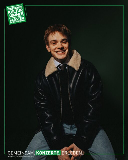 Wir freuen uns riesig, euch heute LEVKA als Support für Wincent Weiss vorstellen zu dürfen! ✨
Ein echter Rohdiamant mit Strahlkraft 💎
In einer Zeit, in der oft Zahlen wichtiger sind als Gefühl, zeigt LEVKA, worum es wirklich geht: echte Musik, ehrliche Emotionen und eine starke Bühnenpräsenz.
Mit gerade einmal sechs veröffentlichten Songs hat der 20-jährige Indie-Pop-Newcomer schon jetzt ordentlich Eindruck hinterlassen. Als Support von Wincent Weiss spielte er bereits vor über 50.000 Menschen in großen Arenen – und bewies: Wer LEVKA live erlebt, wird Fan.
Seine Musik ist persönlich, nahbar und voller Gefühl – irgendwo zwischen nostalgischem Indie-Pop und modernem Sound. Songs über Freundschaft, Liebe, Heimat und das Erwachsenwerden, am Klavier entstanden und mit viel Feingefühl zum Leben gebracht. ❤️🎹
👉 Merken, weitersagen & Tickets sichern – dieser Abend wird besonders!
Tickets gibt es über unsere Webseite.