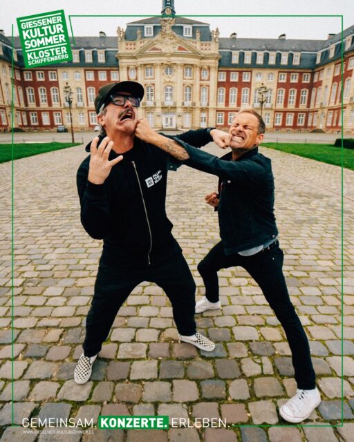 🤘 Donots & H-Blockx – das passt wie die Faust aufs Auge!
Nicht nur bei uns in Gießen am 21.08.2026, sondern jetzt auch bei Radio BOB!
Frontmann Ingo von den Donots haut euch jeden zweiten Donnerstag die besten Storys, Sportgitarren-Bretter und Gaming-Tipps um die Ohren.
Im Wechsel übernimmt Henning Wehland und schmeißt donnerstags die legendäre BLOCKX-Party.
Aber mal ehrlich: Radio ist schön – live ist besser.
Am 21.08.2026 stehen die Donots gemeinsam mit den H-Blockx bei uns in Gießen auf der Bühne.
Zwei Bands. Eine Bühne. 100 % Abriss.
🔥 Wer dabei sein will:
🎟️ Tickets gibt’s über unsere Webseite!