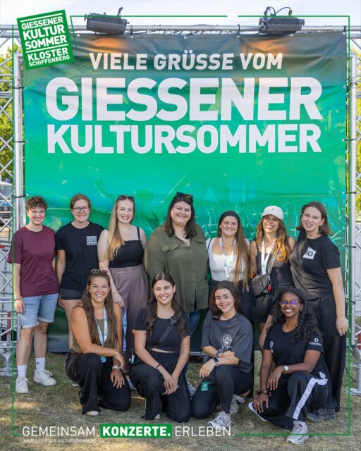 🌸 Happy Weltfrauentag! 🌸
Der Gießener Kultursommer wird von vielen engagierten Menschen möglich gemacht – und heute feiern wir besonders die Frauen in unserem Team, die jedes Jahr mit Herzblut dafür sorgen, dass am Schiffenberg unvergessliche Konzertabende entstehen. 💚
Und auch auf der Bühne prägen starke Künstlerinnen unser Programm: Mit Nena und Amy Macdonald dürfen wir uns in diesem Sommer auf zwei außergewöhnliche Stimmen freuen, die den Gießener Kultursommer bereichern. 🎶
Heute feiern wir alle Frauen, die Musik möglich machen – auf der Bühne, hinter den Kulissen und im Publikum. 💜