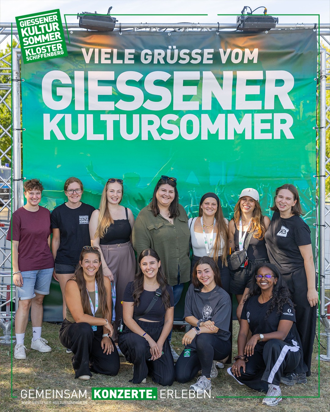 🌸 Happy Weltfrauentag! 🌸
Der Gießener Kultursommer wird von vielen engagierten Menschen möglich gemacht – und heute feiern wir besonders die Frauen in unserem Team, die jedes Jahr mit Herzblut dafür sorgen, dass am Schiffenberg unvergessliche Konzertabende entstehen. 💚
Und auch auf der Bühne prägen starke Künstlerinnen unser Programm: Mit Nena und Amy Macdonald dürfen wir uns in diesem Sommer auf zwei außergewöhnliche Stimmen freuen, die den Gießener Kultursommer bereichern. 🎶
Heute feiern wir alle Frauen, die Musik möglich machen – auf der Bühne, hinter den Kulissen und im Publikum. 💜